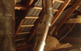 Conduit Inox PTR dans un grenier Aspect Galva Té de ramonage Fixation en toiture