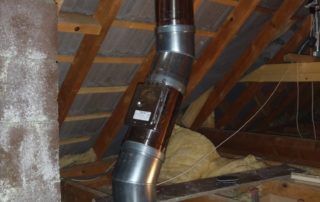 Conduit Inox PTR dans un grenier Aspect Galva Té de ramonage Fixation en toiture