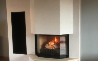 Cheminée Contemporaine avec Foyer Rüegg Prisma (Forme U Ouvert) Tablettes Granit et Niche Métal